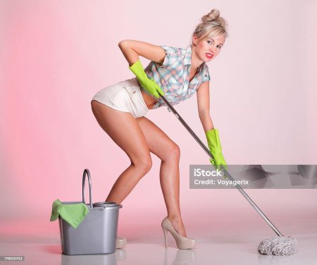 Девушка со шваброй