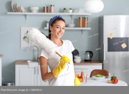 Женщина убирает хлеб