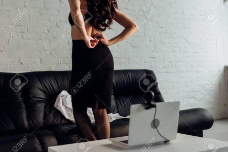 Женщина снимает с себя юбку карандаш