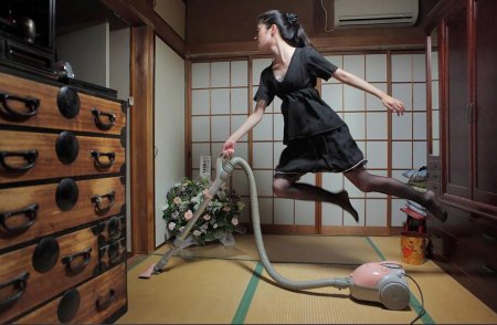 Девушка с пылесосом