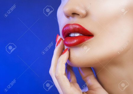 Девушка яркие губы на синем фоне
