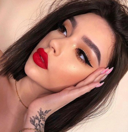 Макияж с красными губами