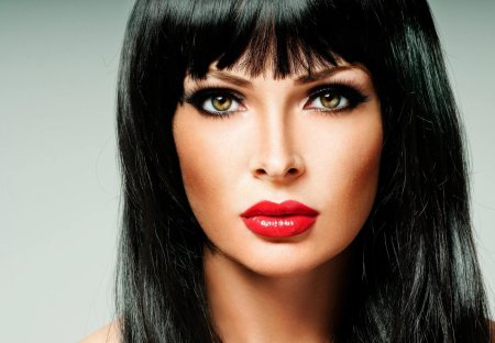 Брюнетка с красными губами