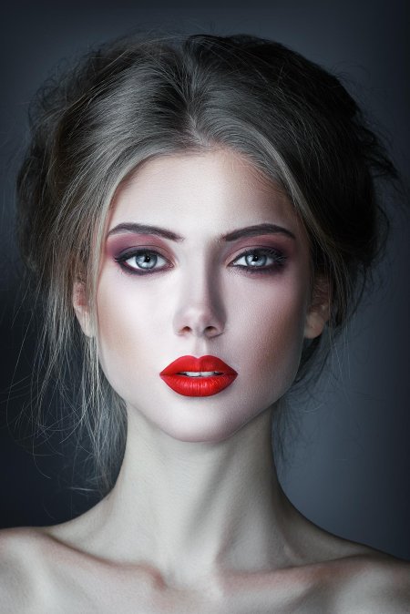 Девушка с красными губами