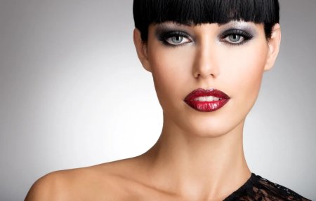Лицо девушки с ярким макияжем