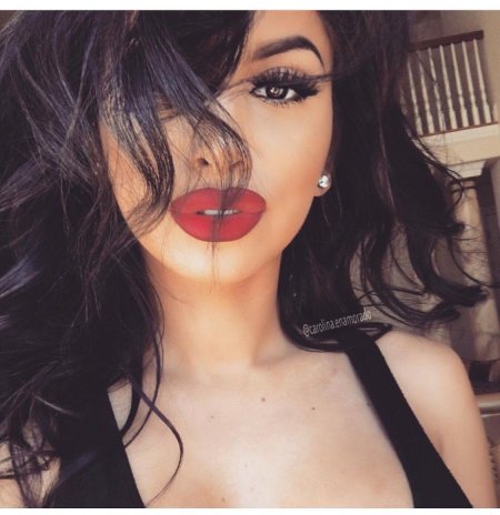 Девушка с яркими губами