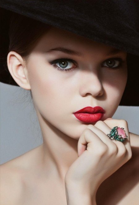 Девушка с яркими губами