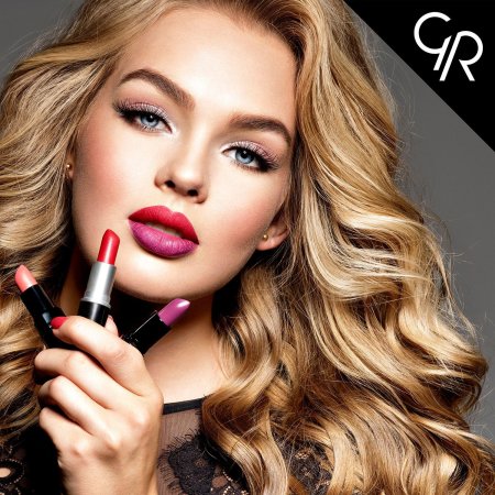 Женщина и помада