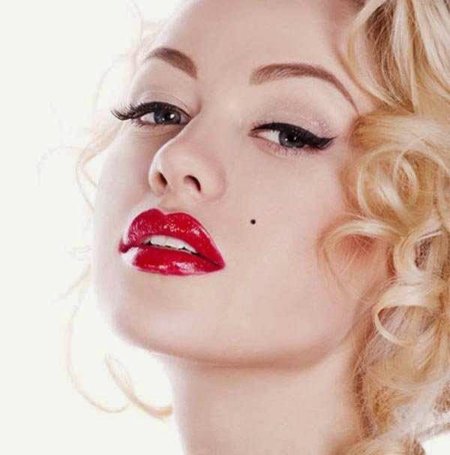 Девушка с накрашенными губами