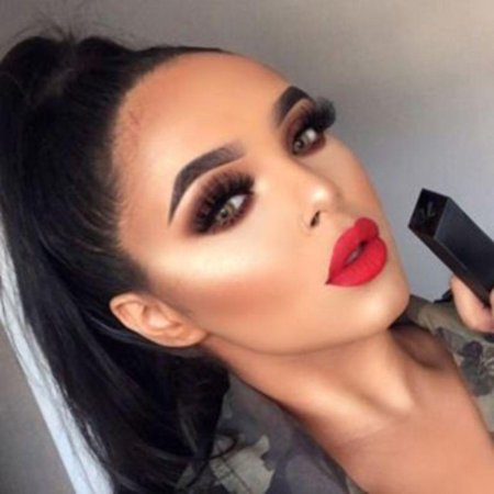 Линда Халберг темные губы