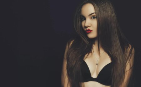 Девушка в черном лифчике