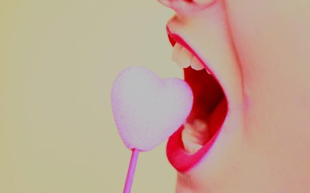 Заставка на рабочий стол губы