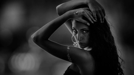 Черно белая женщина