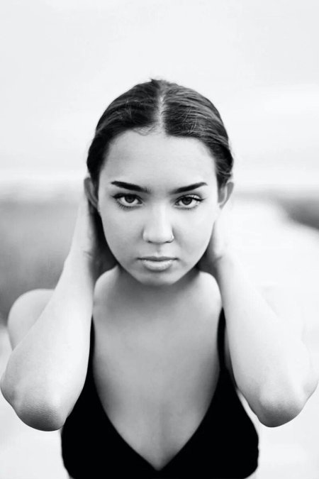 Девушка смущается