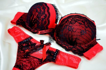 Красное кружевное нижнее белье пуш ап