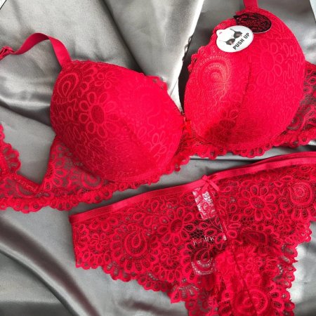 Красное нижнее белье