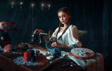 Девушка со швейной машинкой
