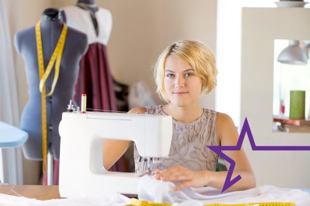 Девушка шьет