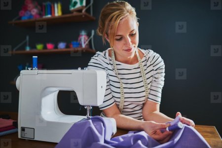 Женщина шьет