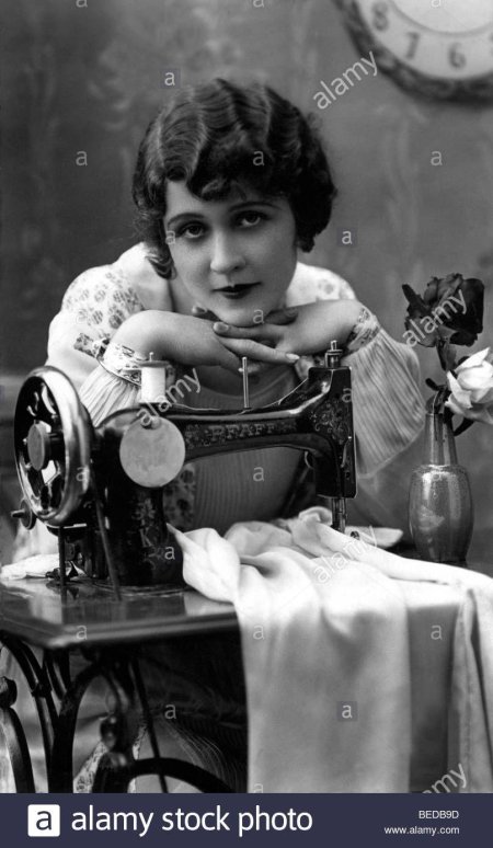 Портниха ретро