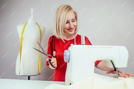 Девушка с портновскими ножницами