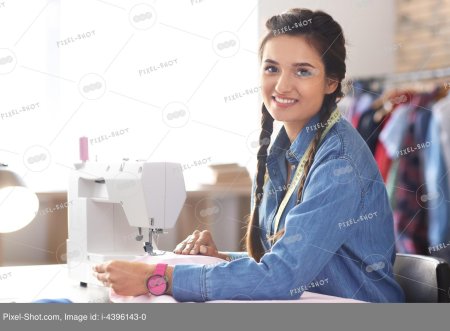 Девушка со швейной машинкой