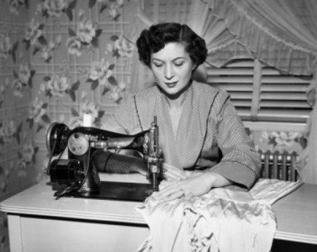 Женщина шьет