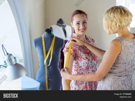 Примерка платья в ателье