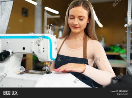 Девушка швея