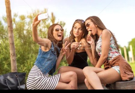 Три подруги