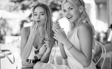 Две девушки