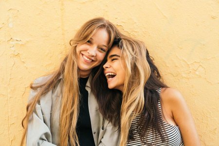 Подружки смеются