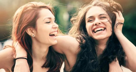 Подруги смеются