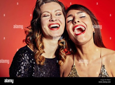 Две женщины смеются