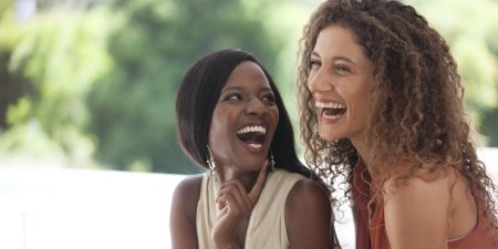 Девочка смеется