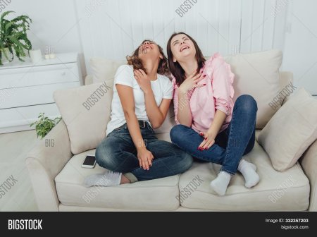 Смеющиеся девушки на диване
