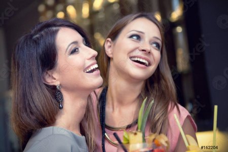 Две женщины улыбаются