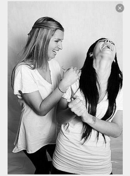 Две девушки смеются