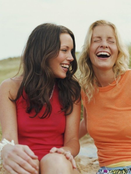 Две девушки смеются