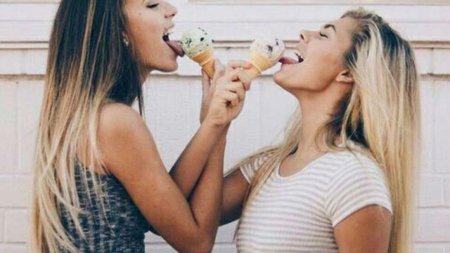 Девушка ест мороженое