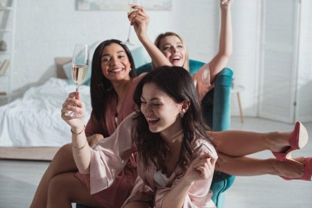 Девушка с шампанским