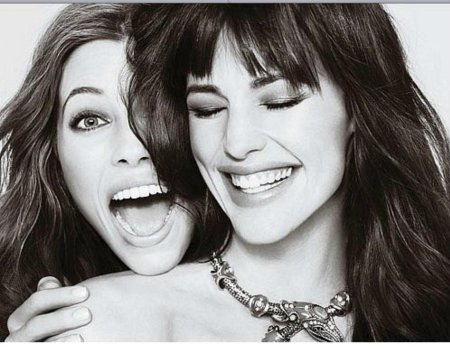 Девушка смеется