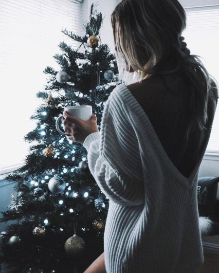 Девушка у елки со спины