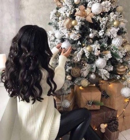 Девушка у елки со спины