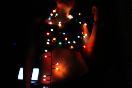 Девушка в гирлянде