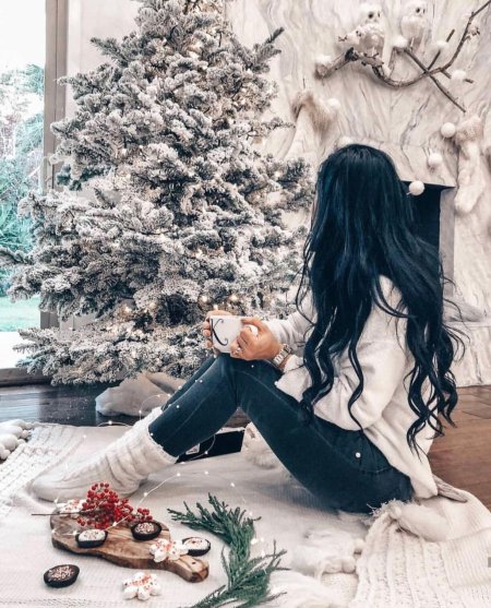 Брюнетка у елки со спины