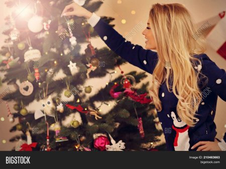 Девушка украшает елку рисунок