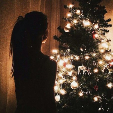 Девушка у елки со спины