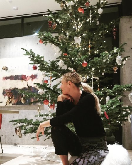 Мужчина наряжает елку