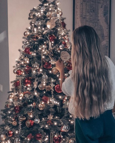 Девушка у елки